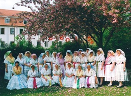 Spreewald-Frauenchor Lübben vor dem Schloss